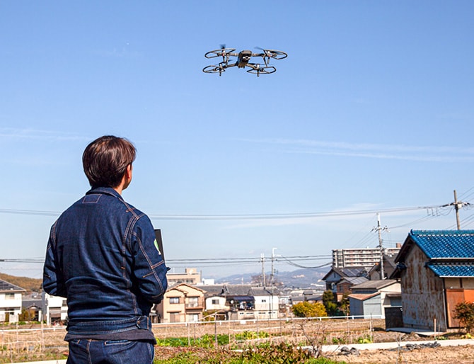 ドローンを操縦する様子での空撮